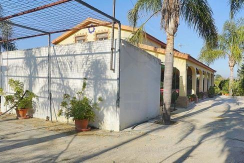 Villa-Country-House-side-driveway-right-Alhaurin-el-Grande-Malaga-Spain-Magnificasa