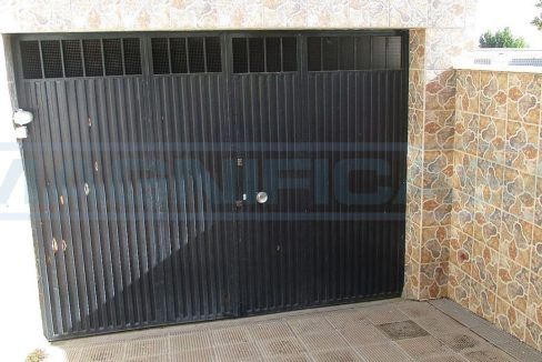 M002089-Casa-chalet-adosada-centro-Alhaurin-el-Grande-garagedoor-Magnificasa