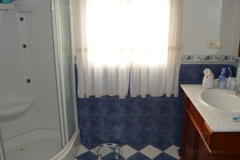 M002041-Casa-Calle-Hierbabuena-second-bathroom1-Alhaurin-el-Grande-Magnificasa