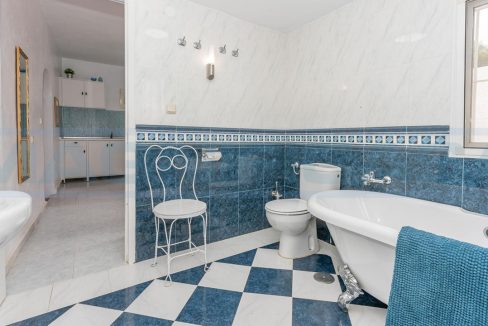 Finca-rustica-for-sale-guest-bathroom2-Alhaurín-el-Grande-ref-M002075-Magnificasa