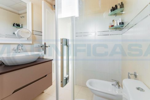 M002086-Casa-chalet-urbanisation-Coin-view-bathroom1-Magnificasa