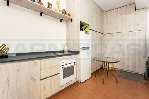 M002086-Casa-chalet-urbanisation-Coin-view-kitchen-garage-Magnificasa
