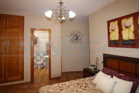 M002090-Casa-chalet-adosada-centro-Alhaurin-el-Grande-masterbedroom-Magnificasa