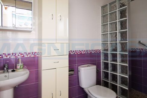 M002097-Casa-adosada-centro-Alhaurin-el-Grande-downstairs-bathroom-Magnificasa