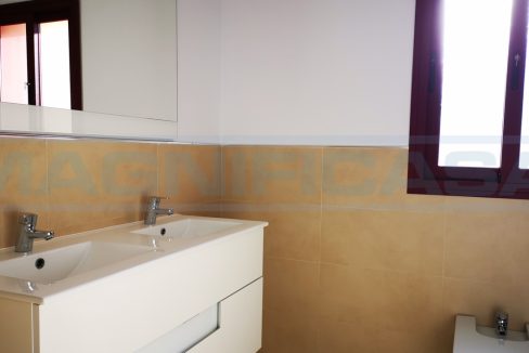 Casa-Rustica-con-Piscina-Garaje-master1-bathroom-Coin-Magnificasa
