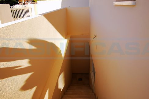 Casa-rustica-con-piscina-vista-stairs-basement-Coin-Magnificasa