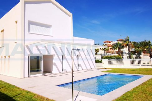 Casa-Adosada-con-3-dorm-2banos-Piscina-terraza-View-house-pool-terrace-Coin-Magnificasa