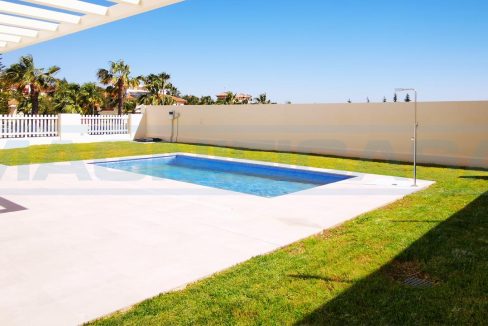 Casa-Adosada-con-3-dorm-2banos-Piscina-terraza-View-pool-terrace-garden-Coin-Magnificasa