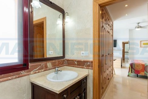Casa-Adosada-con-Piscina-terazza-Garaje-View-bathrooms-Coin-Magnificasa
