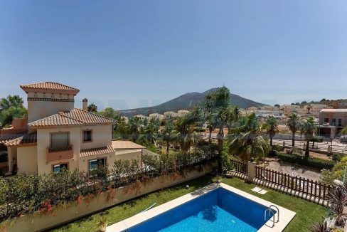 Casa-Adosada-con-Piscina-terazza-Garaje-View-front-terrace-pool-Coin-Magnificasa