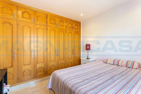Casa-Adosada-con-Piscina-terazza-Garaje-View-guest-bedroom1-closet-Coin-Magnificasa