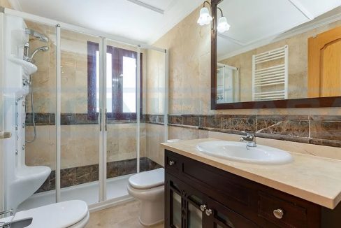 Casa-Adosada-con-Piscina-terazza-Garaje-View-masterbathroom-Coin-Magnificasa