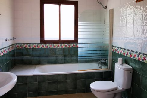 M002125-Finca-Rustica-de-Campo-Piscina-Alhaurin-el-Grande-view-Bathroom-upstairs-Magnificasa