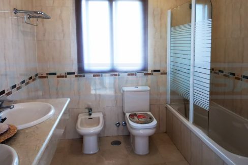 M002125-Finca-Rustica-de-Campo-Piscina-Alhaurin-el-Grande-view-Bathroom2-upstairs-Magnificasa