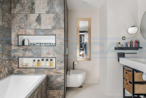 Villa-Nueva-Andalucia-Centro-Marbella-Master-bedroom-bathroom-Magnificasa