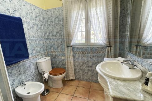 Casa-Finca-3-habitaciones-con-Jardin-terraza-y-piscina-alhaurin-el-Grande-guest-bathroom-Magnificasa
