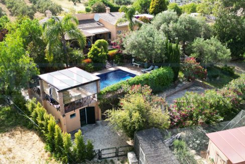 Casa-Finca-3-habitaciones-con-Jardin-terraza-y-piscina-alhaurin-el-Grande-sideview-house-pool-Magnificasa