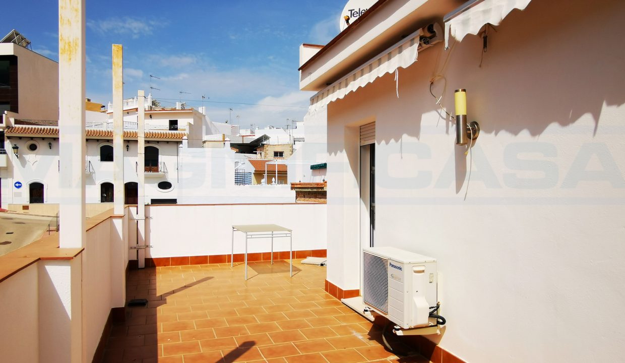 Casa-adosada-5-dormitorios-3-banos-Garaje-centro-view-roof-terrace-Alhaurin-el-Grande-Magnificasa
