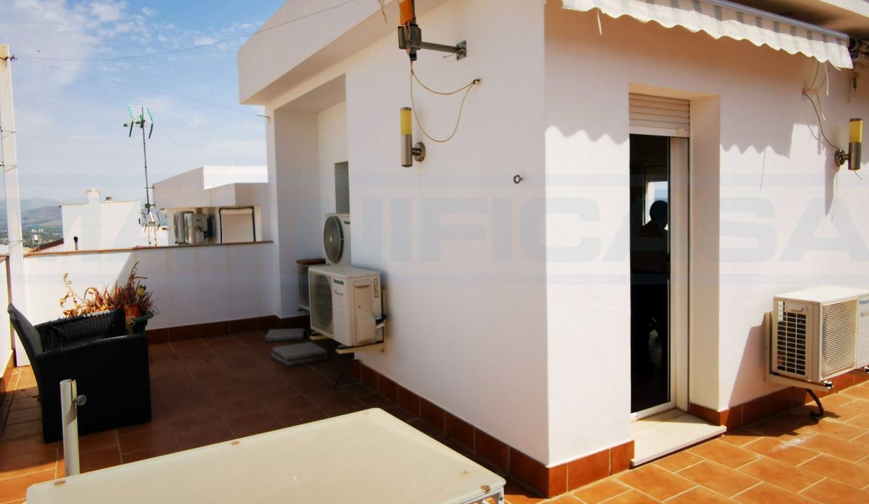 Casa-adosada-5-dormitorios-3-banos-Garaje-centro-view1-roof-terrace-Alhaurin-el-Grande-Magnificasa