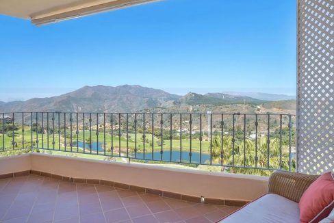 Penthouse-for-sale-4-bedrooms-4-bathrooms-pool-Alhaurin-Golf-Malaga-view-balcony-Golf-course