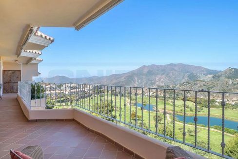 Penthouse-for-sale-4-bedrooms-4-bathrooms-pool-Alhaurin-Golf-Malaga-view1-balcony-Golf-course