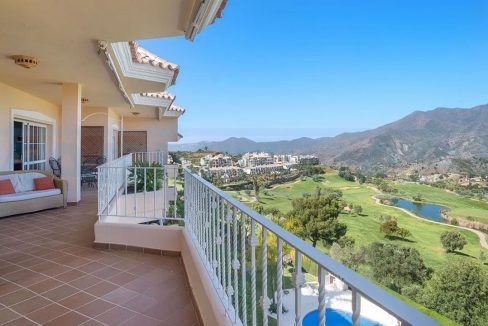 Penthouse-for-sale-4-bedrooms-4-bathrooms-pool-Alhaurin-Golf-Malaga-view2-balcony-Golf-course
