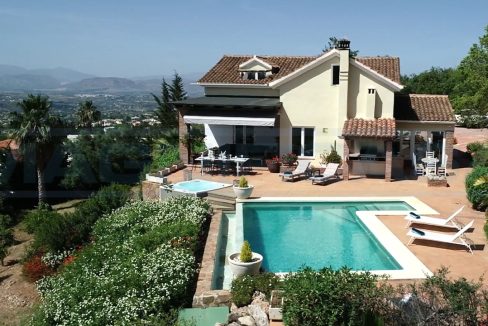 Villa-4dormitorios-5banos-piscina-Alhaurin-el-Grande-Magnificasa-view-front-villa-pool