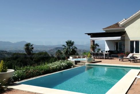 Villa-4dormitorios-5banos-piscina-Alhaurin-el-Grande-Magnificasa-view-front-villa-pool-moutains