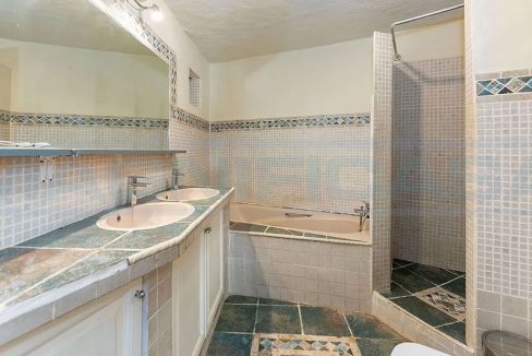 Villa-Chalet en venta 3 dormitorios-1bano en Coín-bathroom-Magnificasa