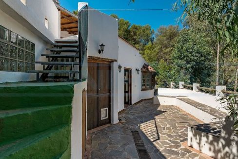 Villa-Chalet en venta 3 dormitorios-1bano en Coín-frontside-entrence-Magnificasa
