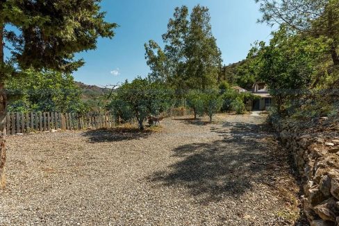 Villa-Chalet en venta 3 dormitorios-1bano en Coín-frontside-garden-view-Magnificasa