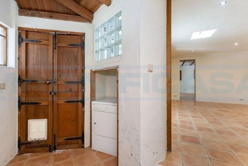 Villa-Chalet en venta 3 dormitorios-1bano en Coín-hall-salon-Magnificasa