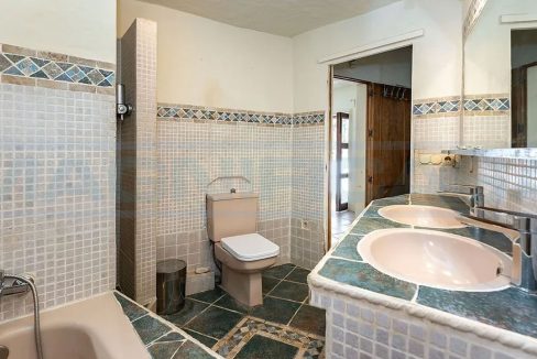 Villa-Chalet en venta 3 dormitorios-1bano en Coín-view-bathroom-Magnificasa