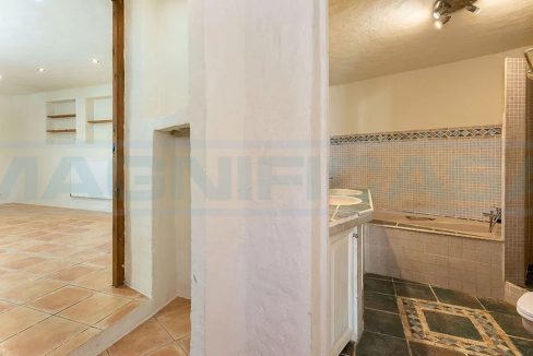Villa-Chalet en venta 3 dormitorios-1bano en Coín-view-bathroom-bedroom-Magnificasa