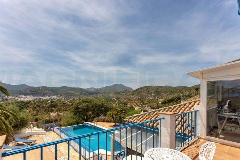 4-bedroom-country-villa-with-2-separate-guest-houses-view-infinity-pool-vista-Monda-Magnificasa