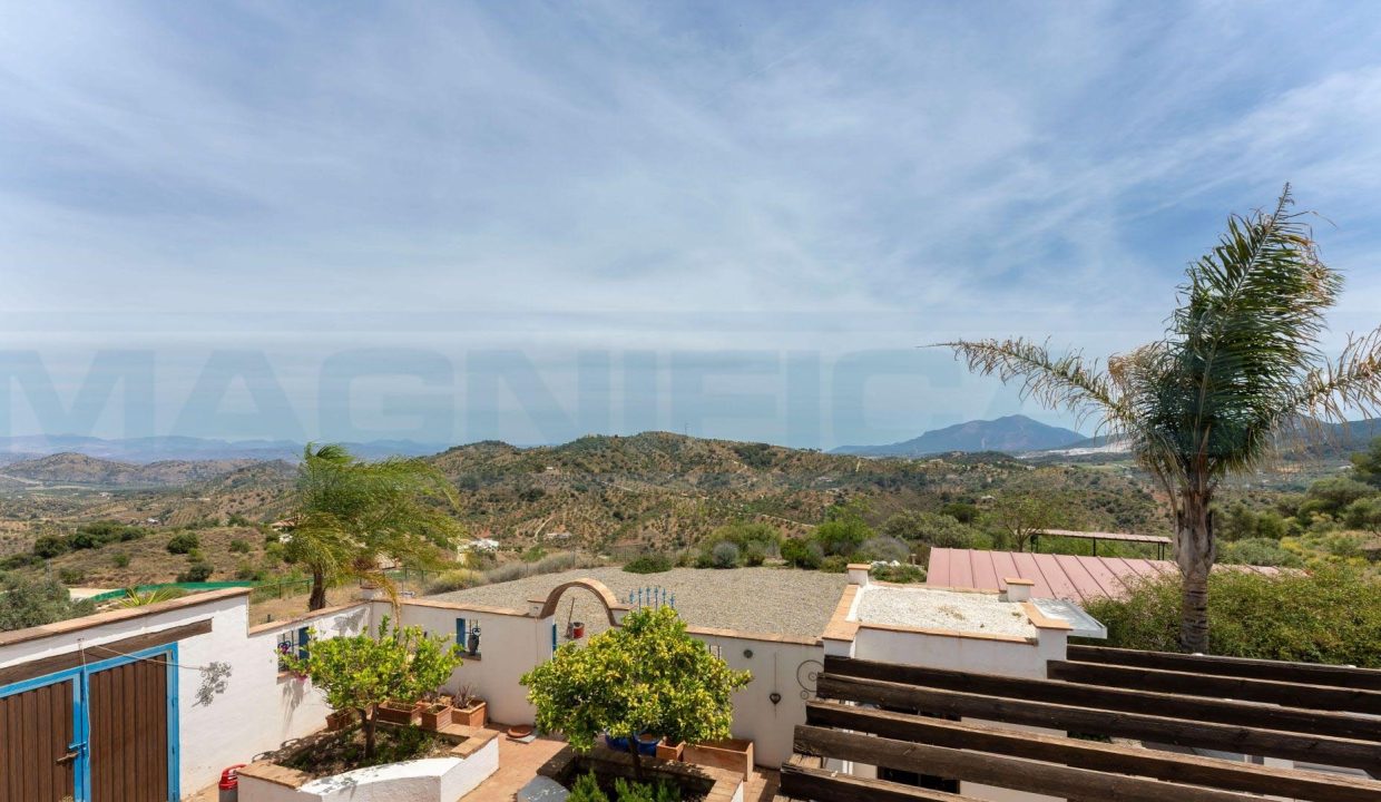 4-bedroom-country-villa-with-2-separate-guest-houses-view-infinity-pool-vista2-Monda-Magnificasa