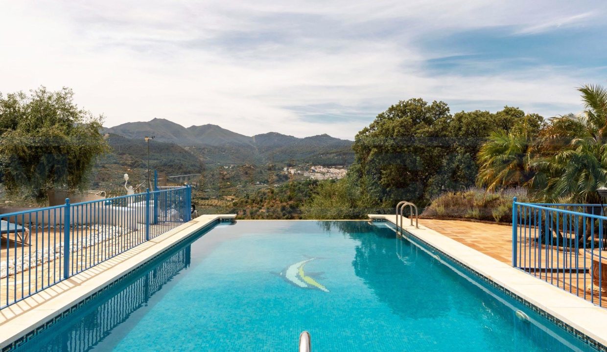 4-bedroom-country-villa-with-2-separate-guest-houses-view1-infinity-pool-Monda-Magnificasa