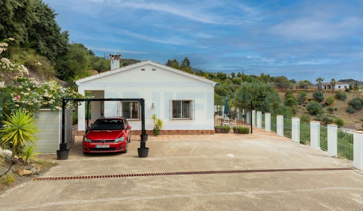 Finca-3-bedroom-pool-Tolox-view-carpark1-Magnificasa