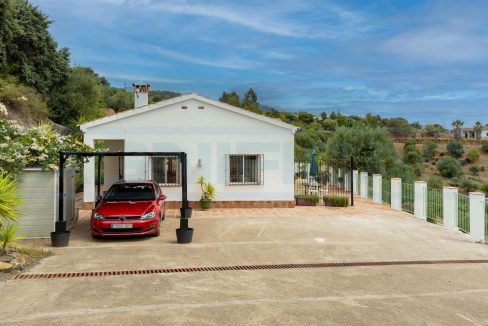 Finca-3-bedroom-pool-Tolox-view-carpark1-Magnificasa