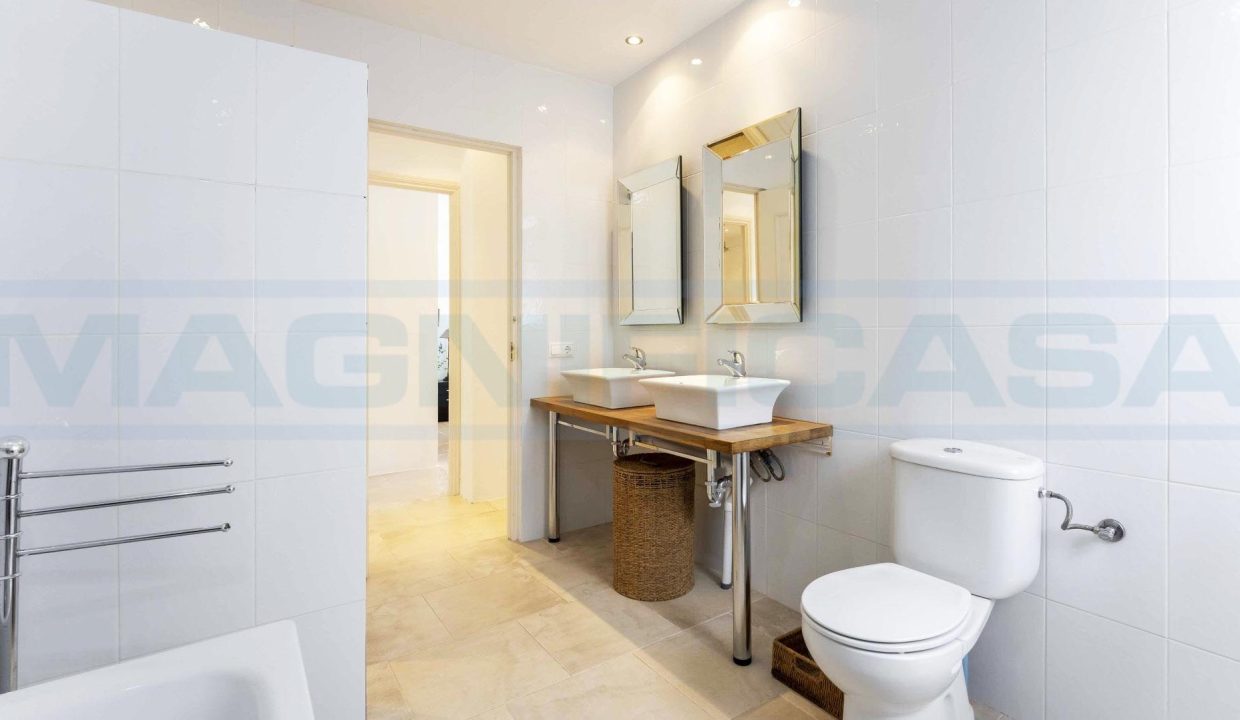 Finca-3-bedroom-pool-Tolox-view-master-bathroom-Magnificasa