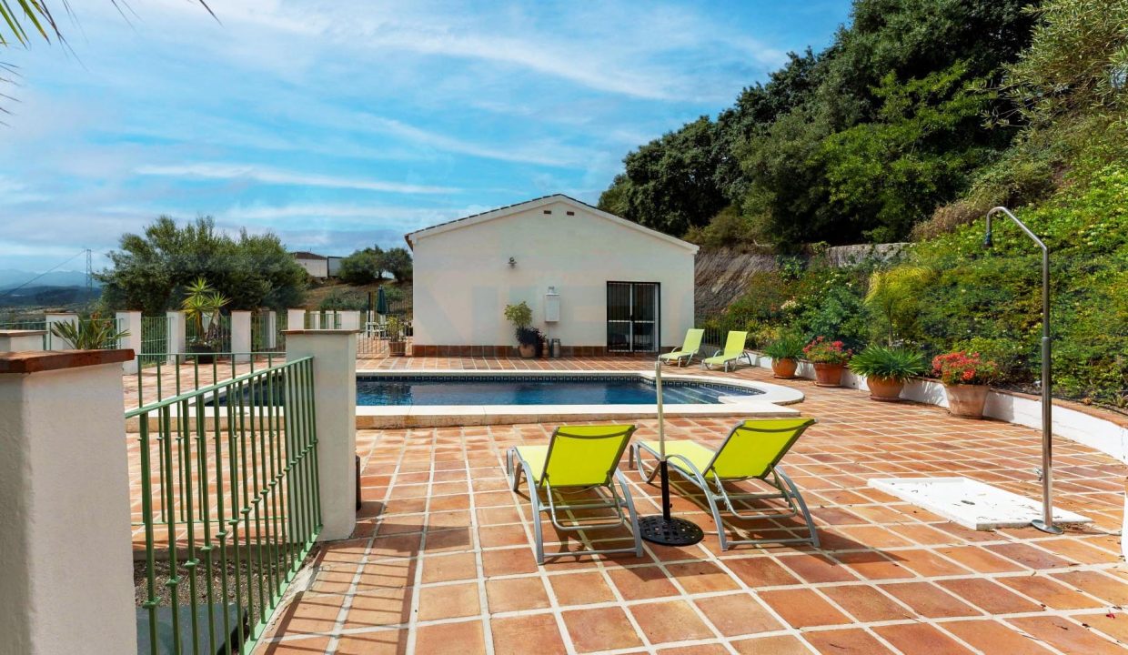 Finca-3-bedroom-pool-Tolox-view-terrace-pool-Magnificasa