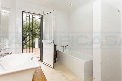 Finca-3-bedroom-pool-Tolox-view1-master-bathroom-Magnificasa