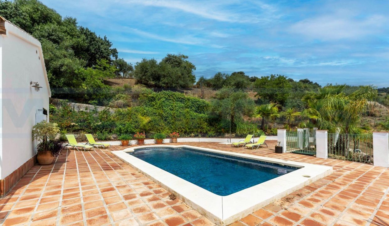 Finca-3-bedroom-pool-Tolox-view1-terrace-pool-Magnificasa