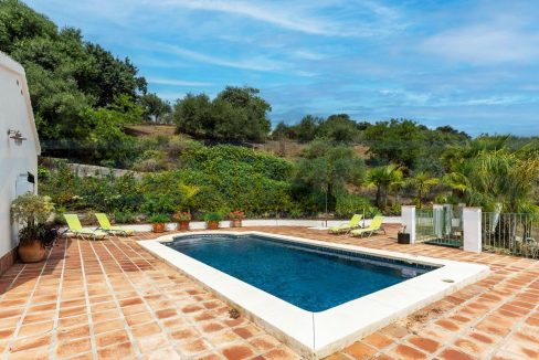 Finca-3-bedroom-pool-Tolox-view1-terrace-pool-Magnificasa