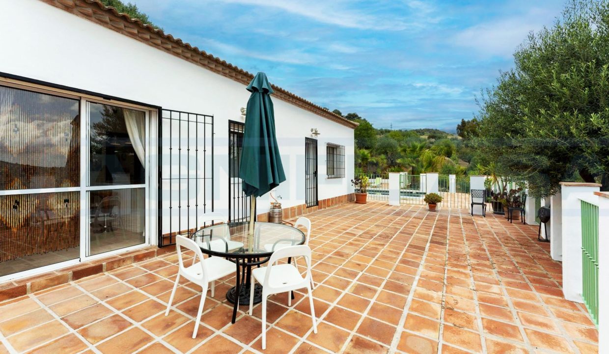 Finca-3-bedroom-pool-Tolox-view2-terrace-Magnificasa