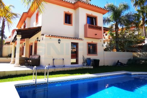 Semi-detached-house-4bedrooms-3bathrooms-terrace-and-pool-nebrales-view1-side-house-and-pool-Magnificasa