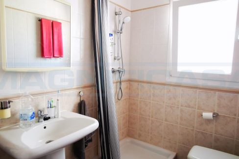 Chalet-2-habitaciones-2Banos-terraza-y-piscina-view-guest-bathroom-Magnificasa
