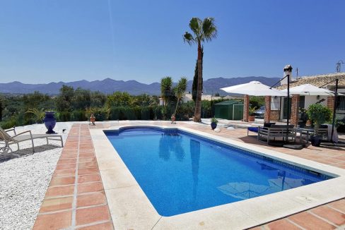 Chalet-2-habitaciones-2Banos-terraza-y-piscina-view-pool-house-mountains-Magnificasa
