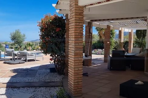 Chalet-2-habitaciones-2Banos-terraza-y-piscina-view2-terrace-side-entrance-Magnificasa