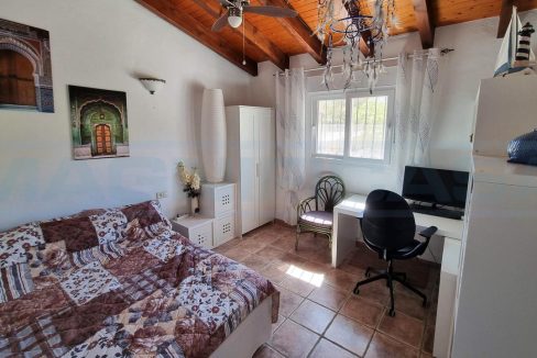 Chalet-2-habitaciones-2Banos-terraza-y-piscina-vista-guest-bedroom-Magnificasa
